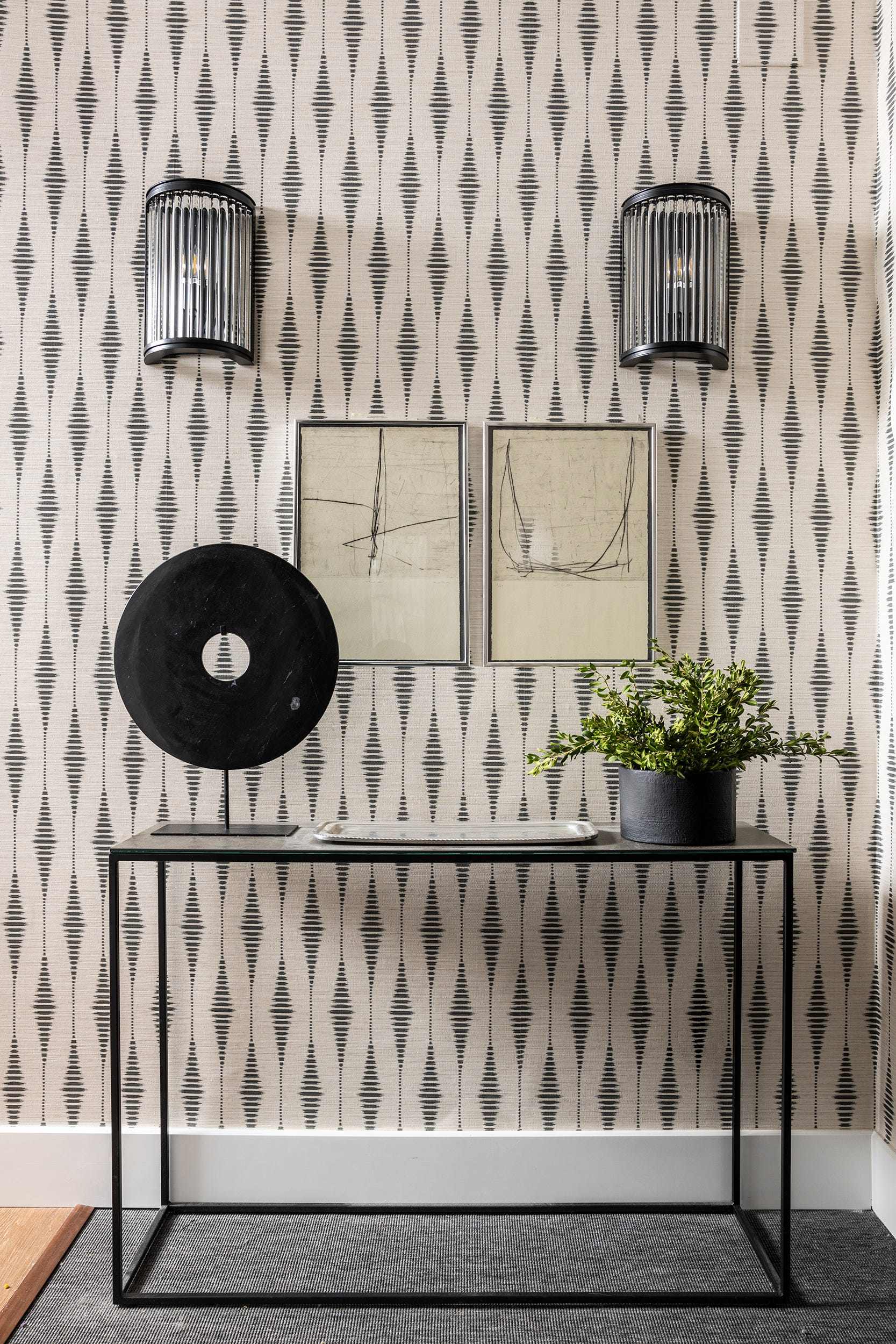habitación decorada con papel pintado