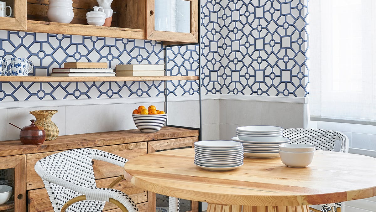11 Espacios con papel pintado que son un acierto office decorado con papel pintado y comedor de madera