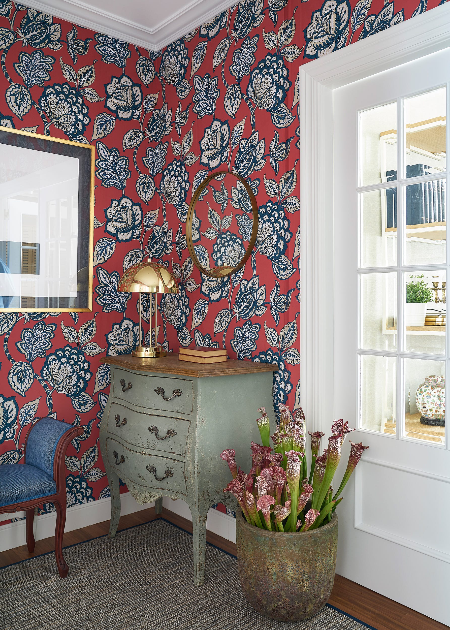 habitación decorada con papel pintado