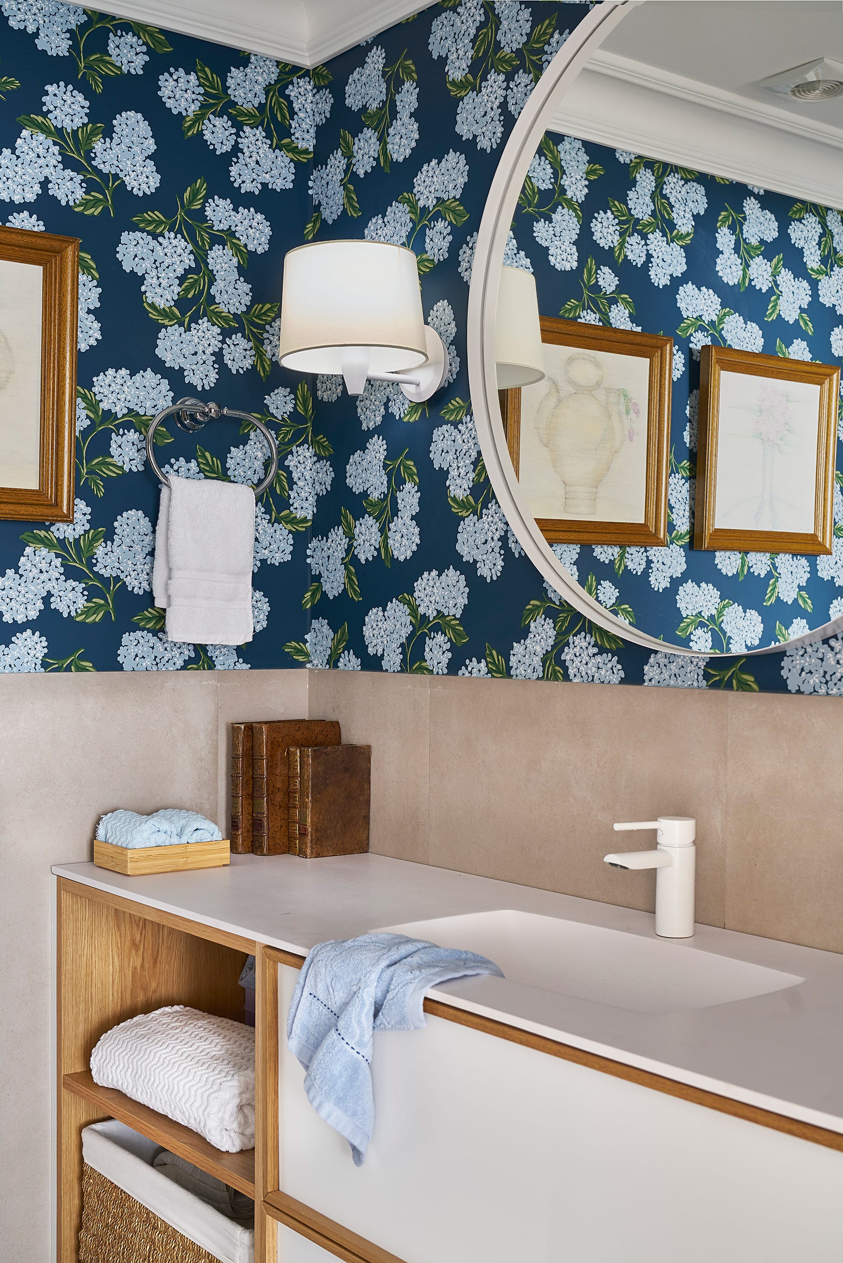 habitación decorada con papel pintado