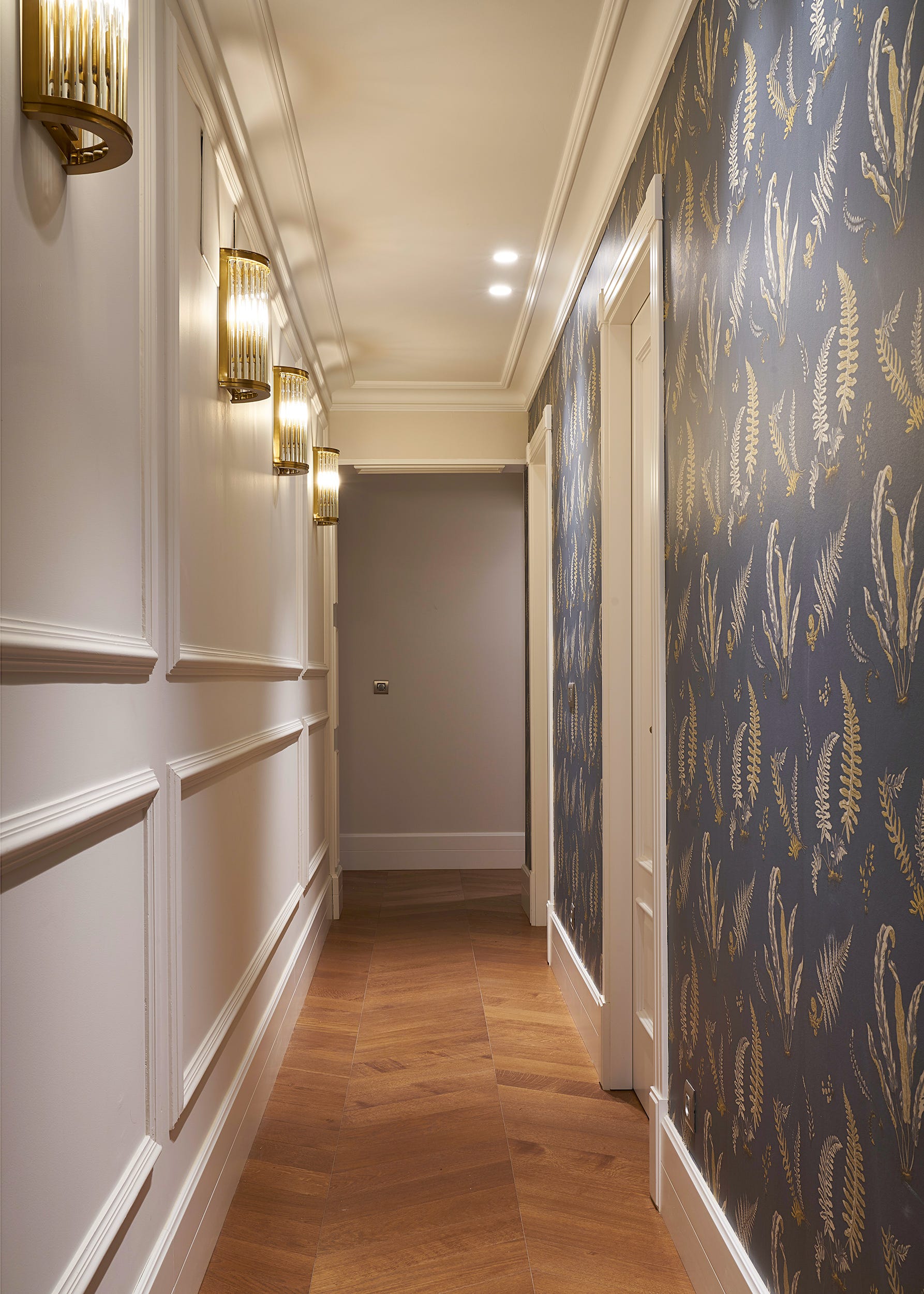 pasillo decorado con papel pintado