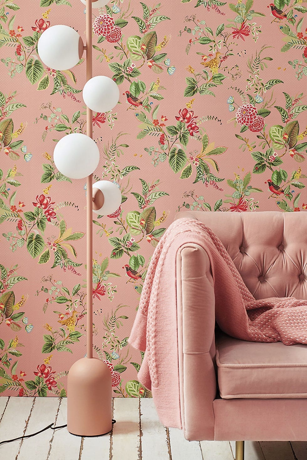 salón en rosa con papel pintado de flores