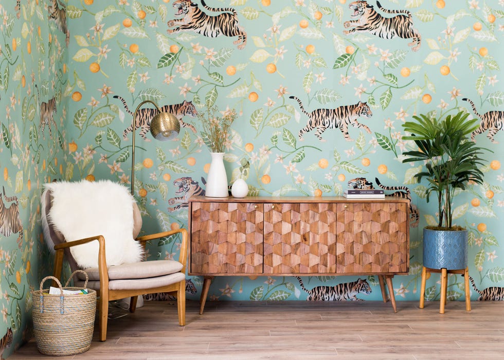 Papel pintado exótico con motivos de tigres y frutas