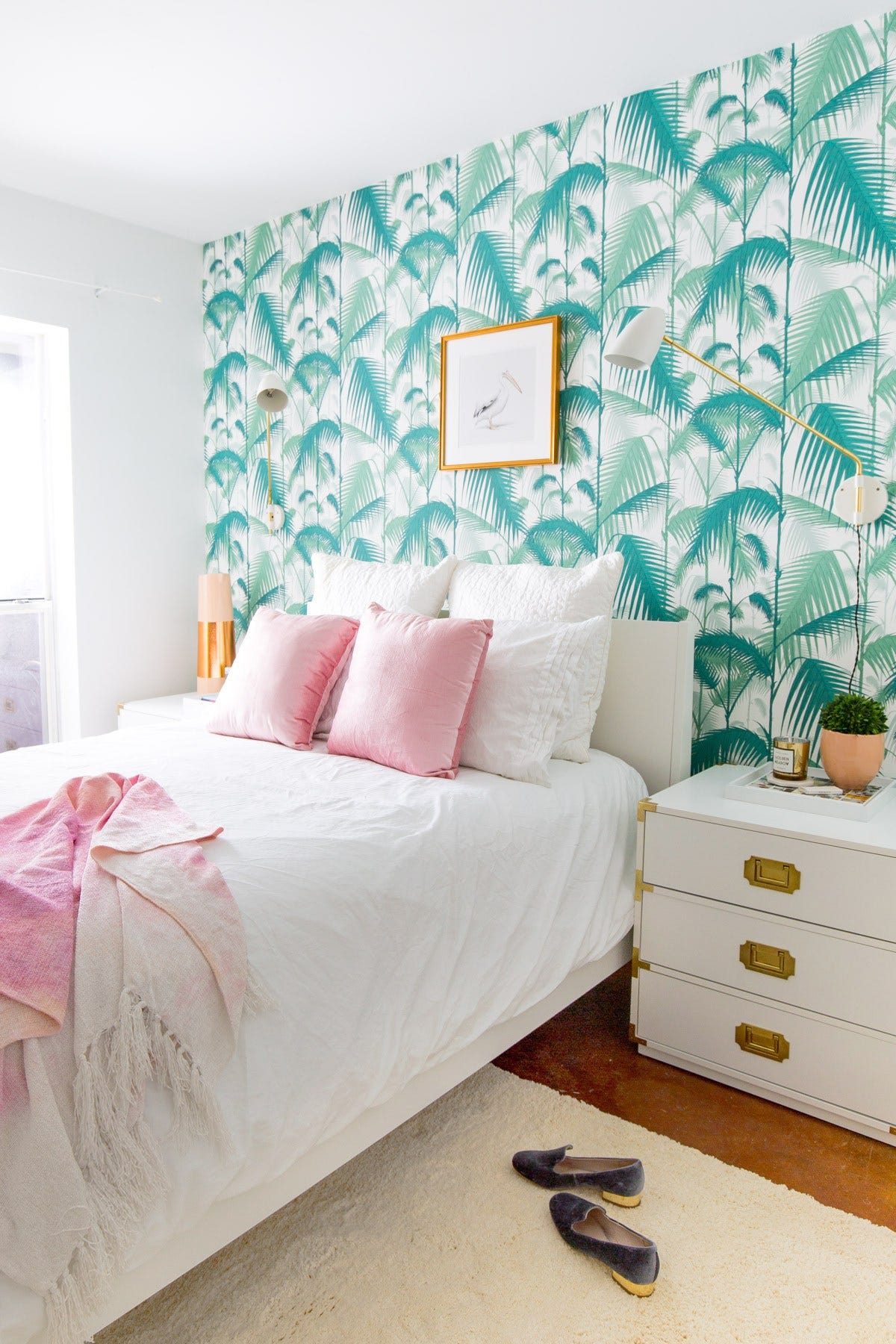 dormitorio decorado con papel pintado exótico