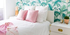 Dormitorio decorado con papel pintado exótico