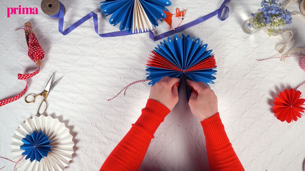 Easy Gift Wrapping Ideas with Paper Flowers, Paper Fan