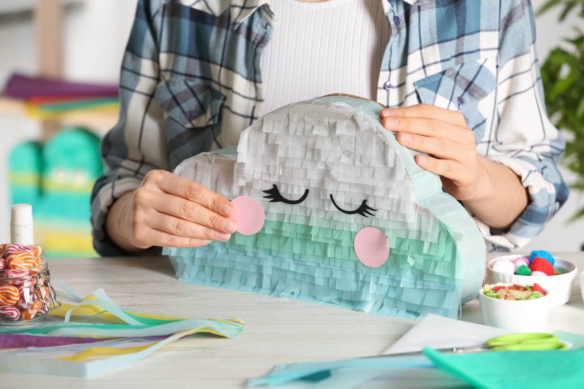 Piñata de cumpleaños. Manualidades de papel maché para niños