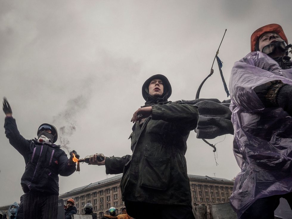 Antiregeringsdemonstranten gebruiken molotovcocktails tegen de politie tijdens de Euromaidanprotesten in Kiev in 2014