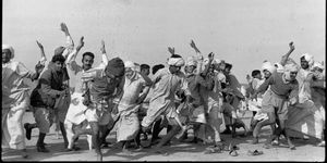 mensen doen oefeningen in een indiaas vluchtelingenkamp om de wanhoop te verdrijven na de splitsing van india en pakistan in 1947 in kurukshetra bevond zich een van de grootste kampen vanwege de nabijheid van de haastig getrokken grens die de voormalige britse kolonie in twee onafhankelijke staten veranderde