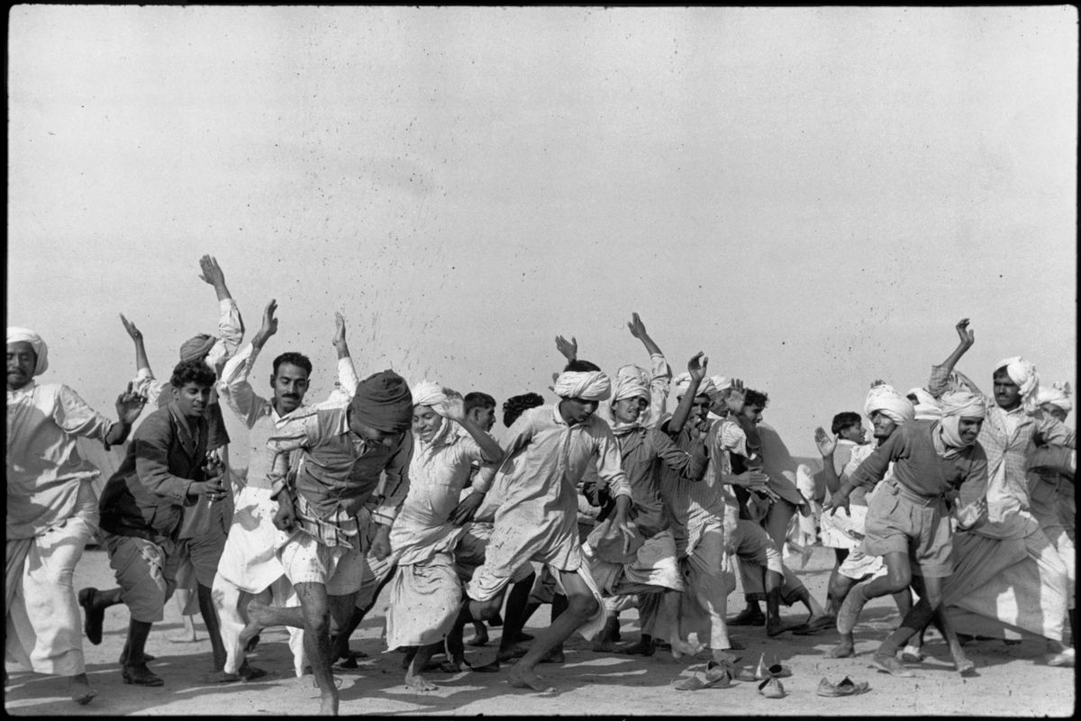 Mensen doen oefeningen in een Indiaas vluchtelingenkamp om de wanhoop te verdrijven na de splitsing van India en Pakistan in 1947 In Kurukshetra bevond zich een van de grootste kampen vanwege de nabijheid van de haastig getrokken grens die de voormalige Britse kolonie in twee onafhankelijke staten veranderde