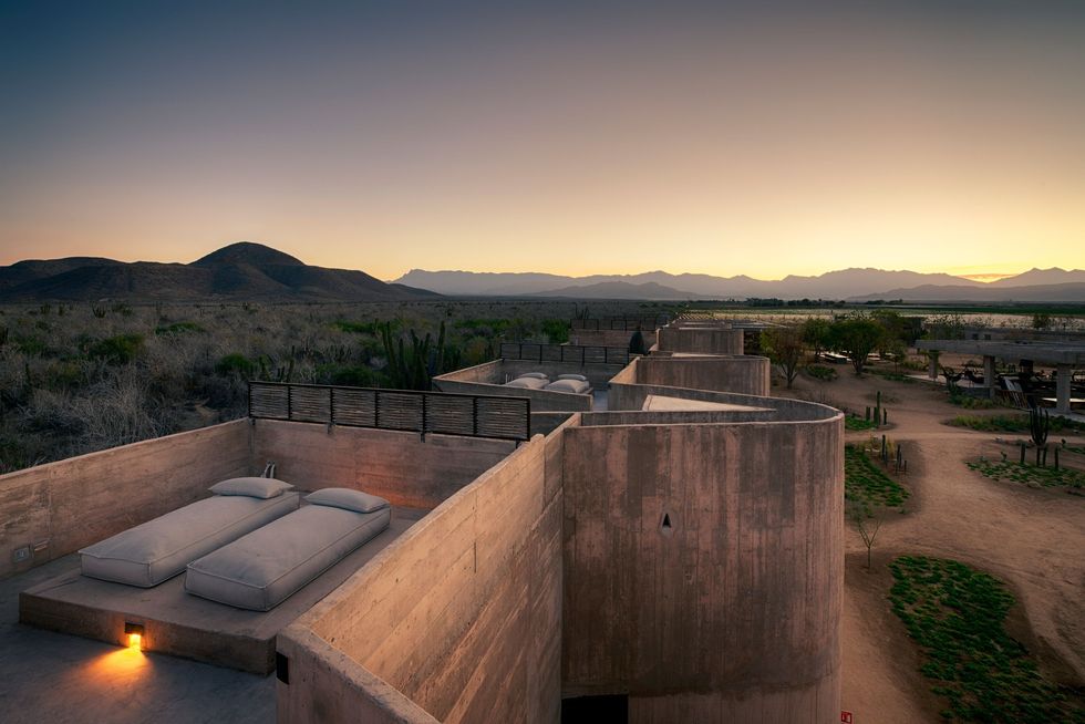 Dankzij de ligkussens buiten kunnen gasten een dutje doen onder de woestijnhemel in het Paradero Todos Santo resort in Baja California