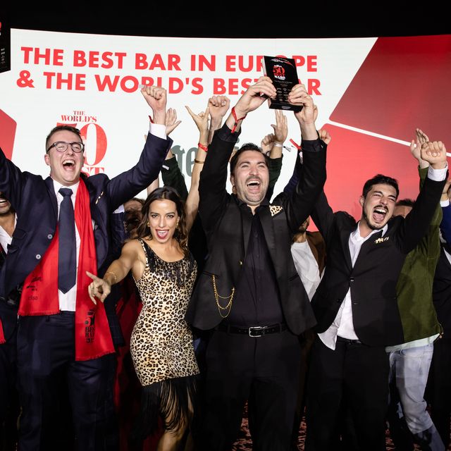 el equipo de paradiso celebra el premio al mejor bar del mundo