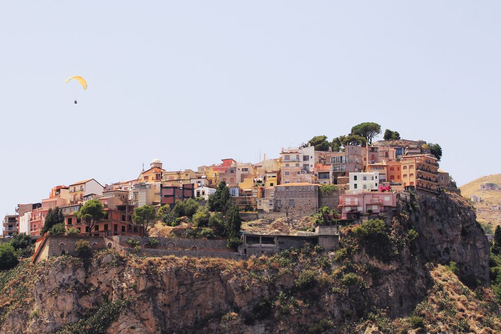 pueblo italiano de castelmola, sobre una roca