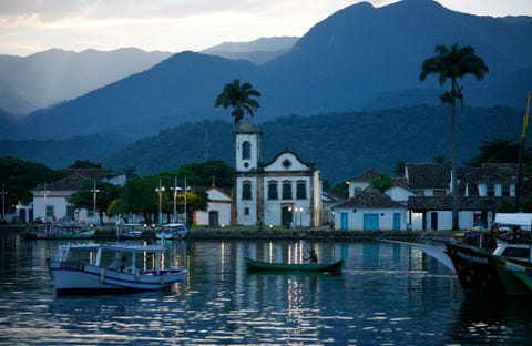 Paraty, Brazil PARATY BRAZILIHet pittoreske havenstadje Paraty diende in de zeventiende eeuw als eindpunt van de Caminho do Ouro Route van het Goud vanwaar het edelmetaal naar Europa werd verscheept Het stadje telt niet alleen veel fraaie gebouwen uit de achttiende eeuw maar grenst ook aan een van de vijf belangrijkste hotspots van biodiversiteit ter wereld waar je jaguars witlippekaris en spinapen kunt spotten