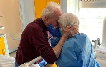 El amor puede con todo. Estas historias, como las de estos ancianos que se reencuentran en el hospital después de que él se contagiase de coronavirus, te emocionarán.