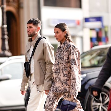 pareja con pantalones fluidos en la paris fashion week