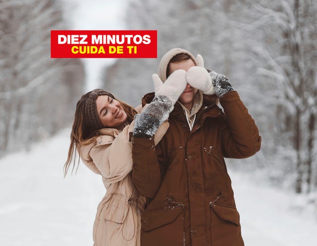 una pareja de enamorados en la nieve
