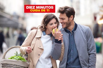 una pareja come una manzana por la calle
