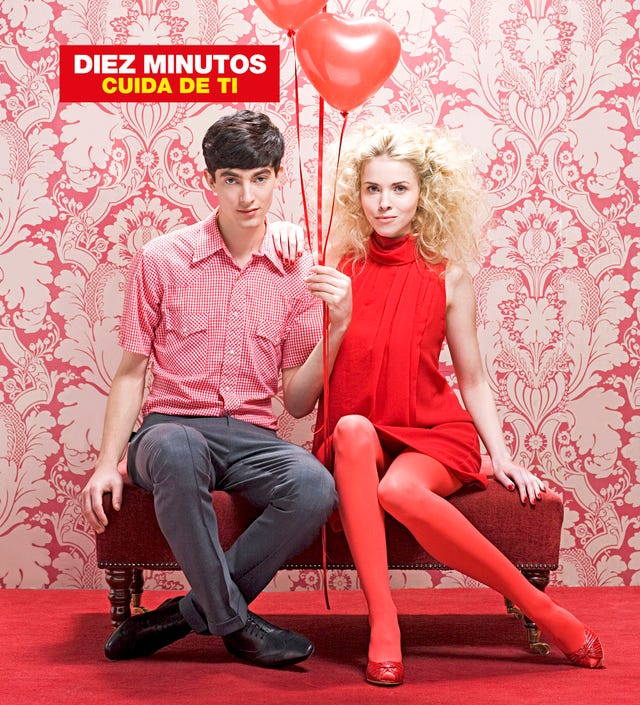 chico y chica sosteniendo globo rojo sentados en un banco