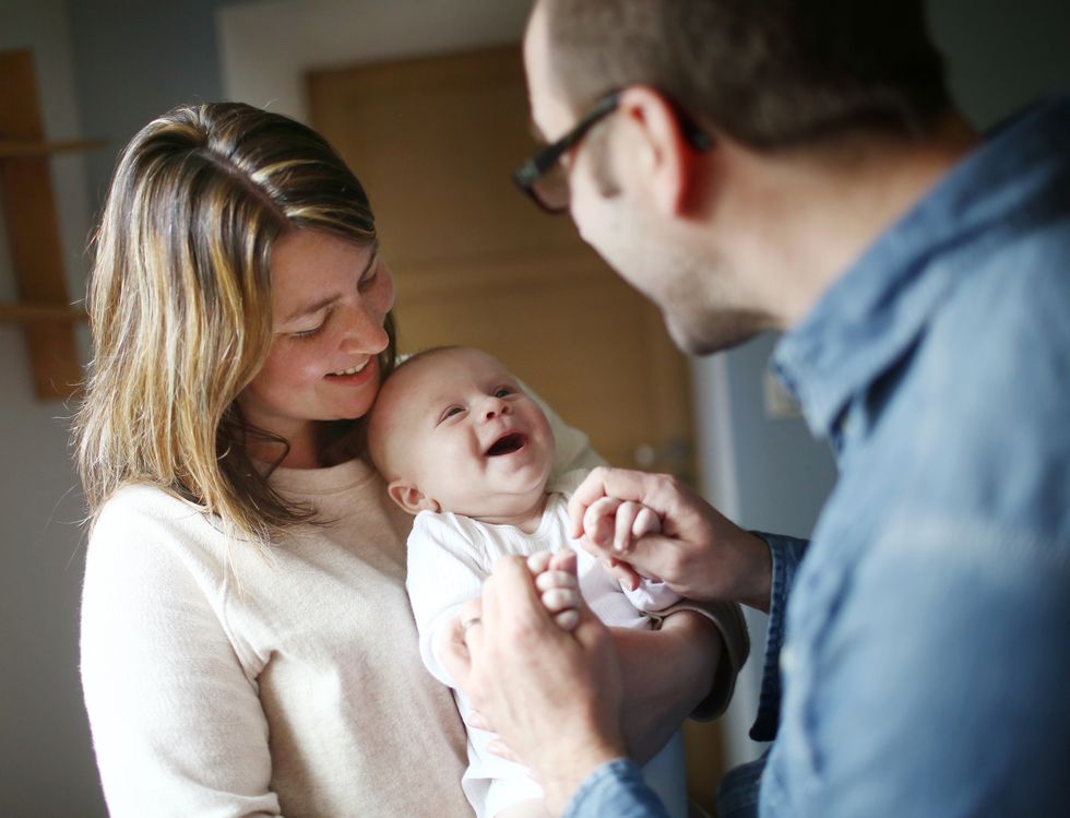 la importancia de provocar una sonrisa en tu bebé como hacen estos padres