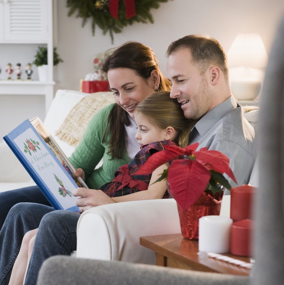 christmas card photo ideas   parents reading to daughter