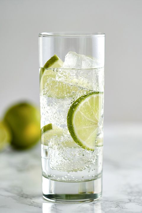Lime, Lemon-lime, Drink, Highball glass, Gin and tonic, Vodka and tonic, Key lime, Alcoholic beverage, Lemonsoda, Distilled beverage, 