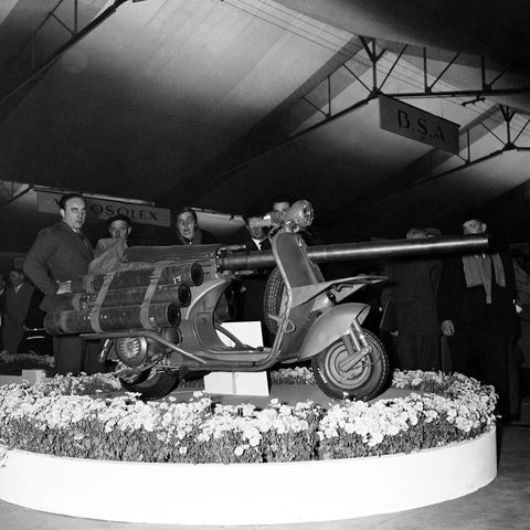 paris, cycle exhibition vespa 150 type tap presentation with a 75mm gun, in october 1956