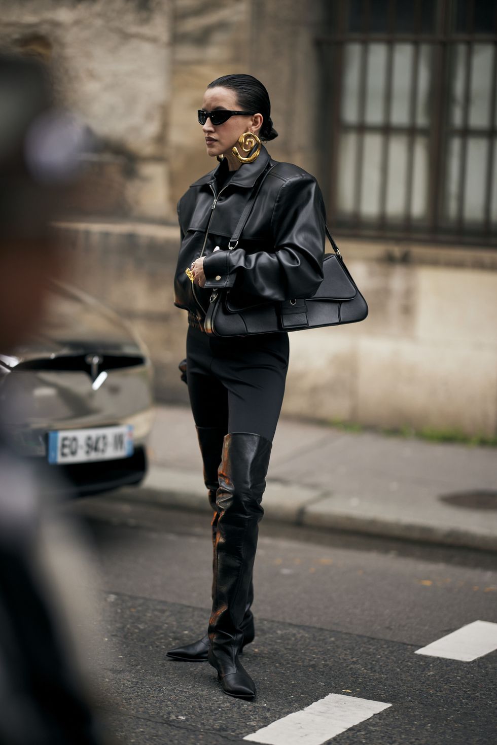 Botas negras  Cool street fashion, Womens fashion, Paris fashion week