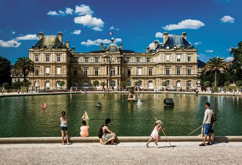 PARIJS FRANKRIJKSpeel een potje jeu de boules of slenter over de lanen van een van de vele levendige tuinen en parken van Parijs In de Jardin du Luxembourg kunnen gezinnen in de eendenvijver Grand Bassin een zeiltochtje in een ouderwets minibootje maken je huurt ze in het park of genieten van het Thtre des Marionnettes dat al sinds 1933 bestaat Tijdens het jaarlijkse festival aan de oevers van de Seine Paris Plages is het nieuwe Parc Rives de Seine gevuld met zonnebaders en palmbomen Het Festival FNAC Live en andere gratis festivals zijn combinaties van zwoele avonden en coole muziek