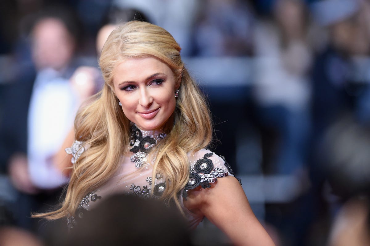 Paris Hilton reageert op zwangerschapsgeruchten in haar podcast