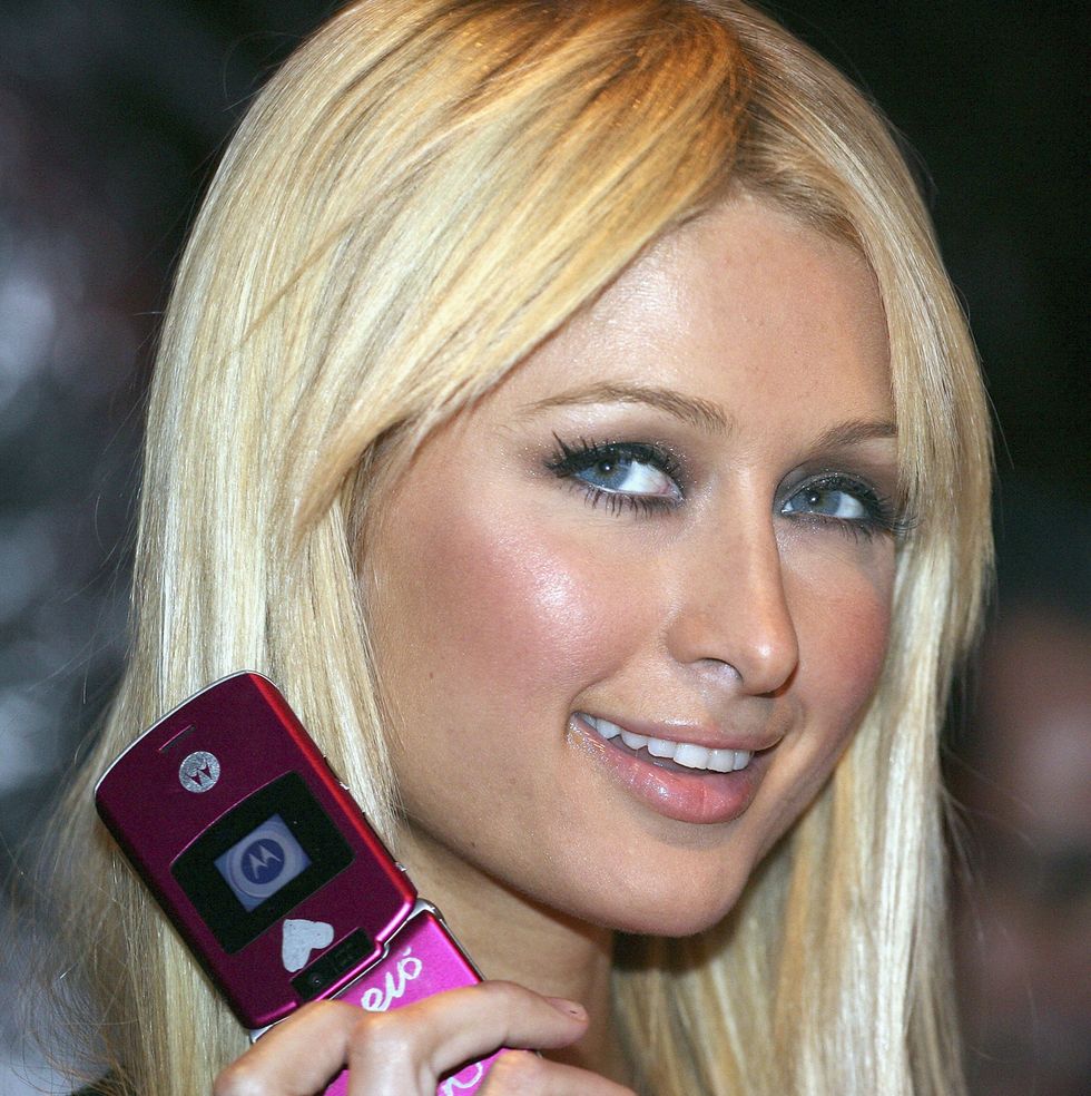 Paris Hilton è un'icona ever green: chi più di lei ha interpretato l'inizio del nuovo millennio, e adesso ritorna con una capsule collection in collaborazione con il brand Boohoo: tanto rosa, laminato argento per look super sexy.