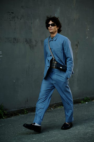 hombre con gafas de sol y traje azul