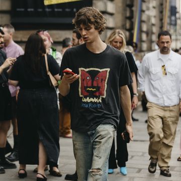 hombre paseando mirando el movil con camiseta
