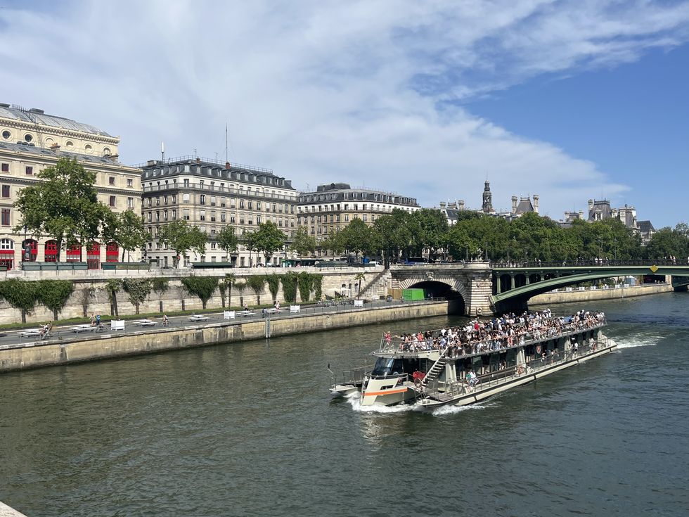 パリのセーヌ川をわたるクルーズ船