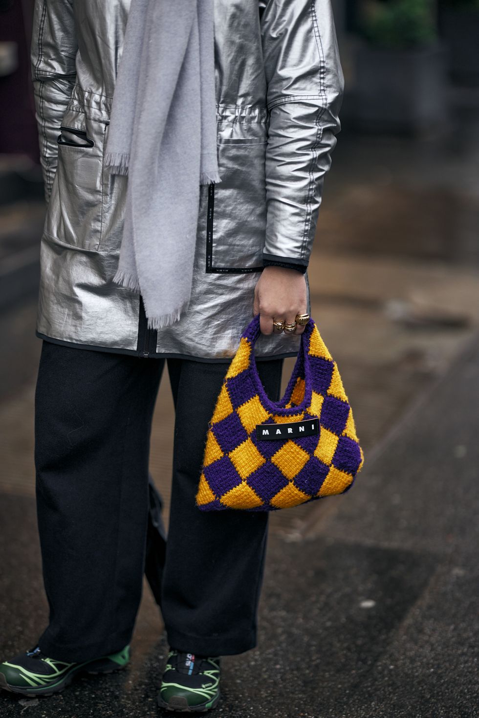 los bolsos de lujo asequibles vistos en el street style de las semanas de la moda