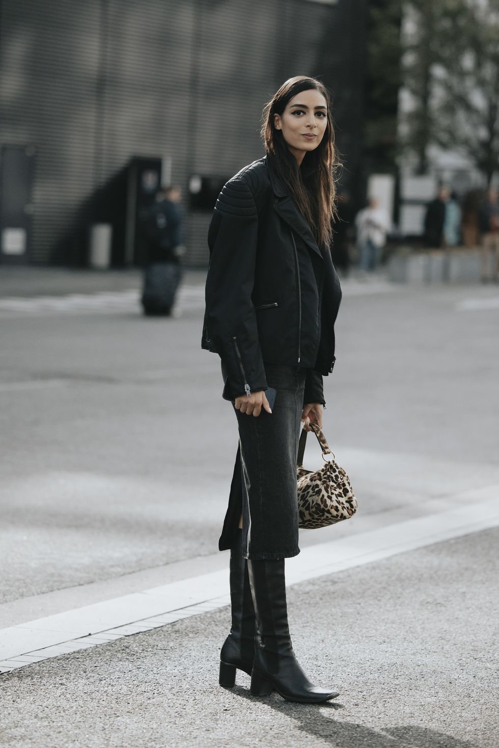 Moda Inverno 2023: abbinamenti eleganti stivali neri con tacco