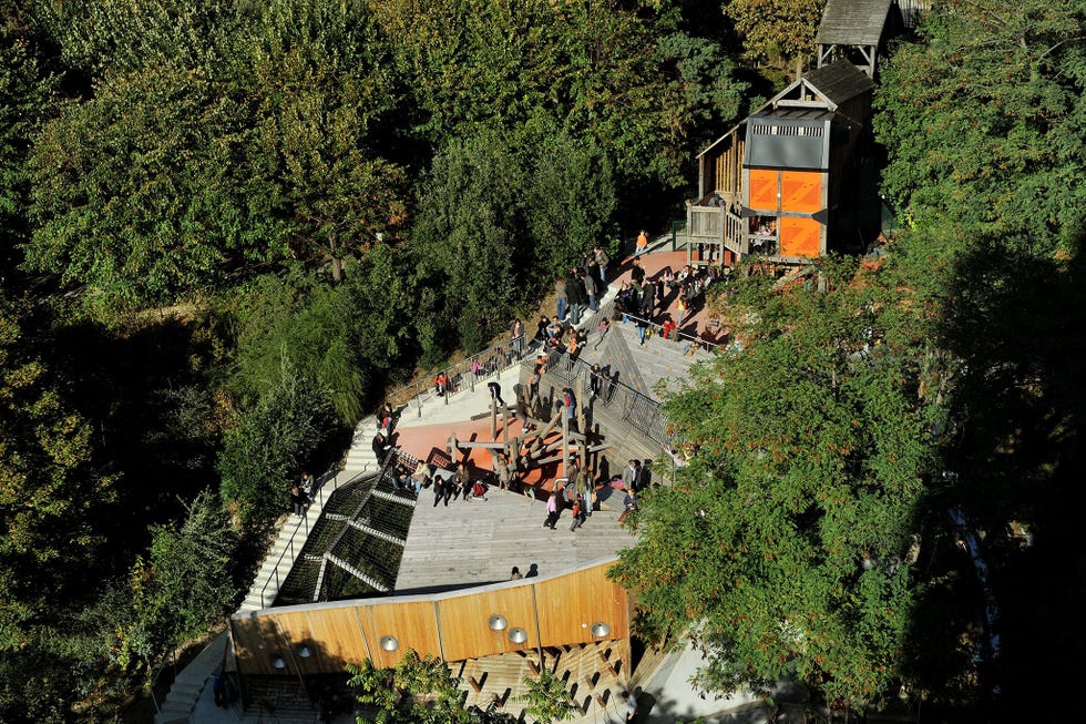 In het rustige Parc de Belleville vind je de grootste glijbaan van Parijs