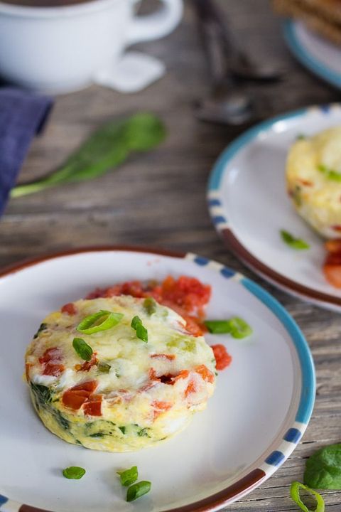 Breakfast Egg Muffins with Parmesan, Spinach & Tomatoes