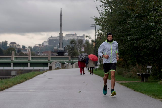 el italiano andrea marcato compite en la prueba de salzburgo 'carrera de trascendencia personal de sri chinmoy'