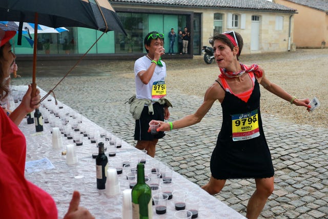 Maratón de Medoc 2019: vino, queso y disfraces de superhéroes