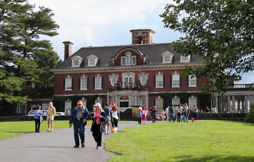 pet halloween contest at old westbury gardens