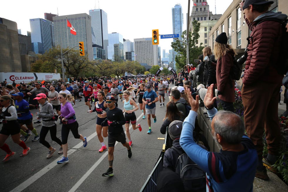 a crowd of runners in the toronto marathon