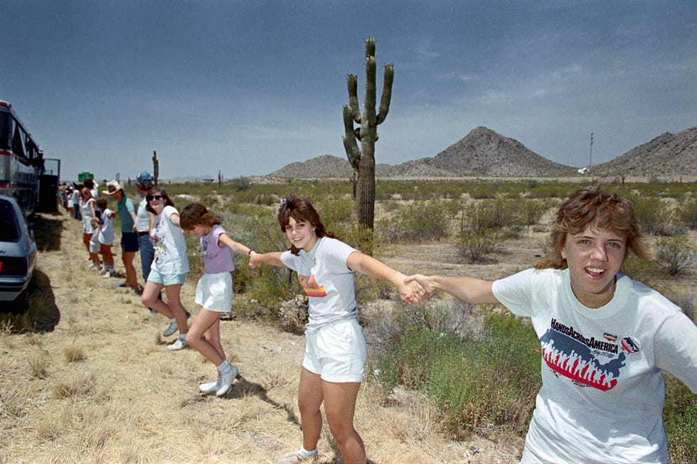 Hands across. Hands across America. За руки вокруг Америки 1986. За руку через всю Америку. Hands across America 1986 вид сверху.