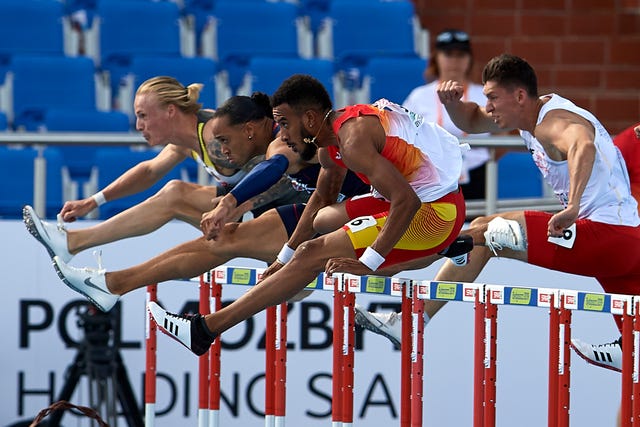 orlando ortega compite en las vallas de la superliga del europeo por selecciones de atletismo en 2019