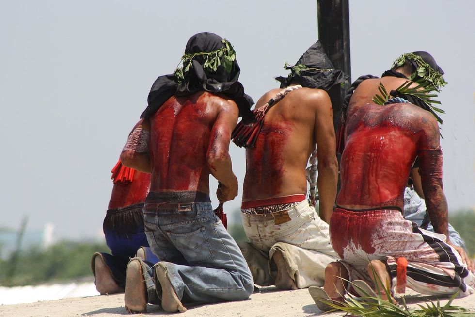 Mannen met bebloede ruggen van de zelfkastijding in de Filipijnen Foto IstolethetvFlickr