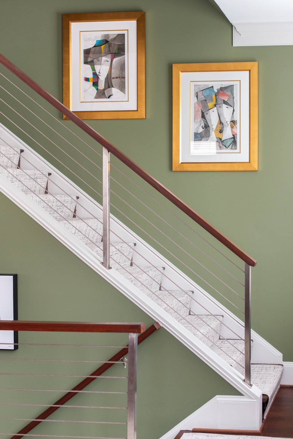 paredes de la escalera pintadas de verde