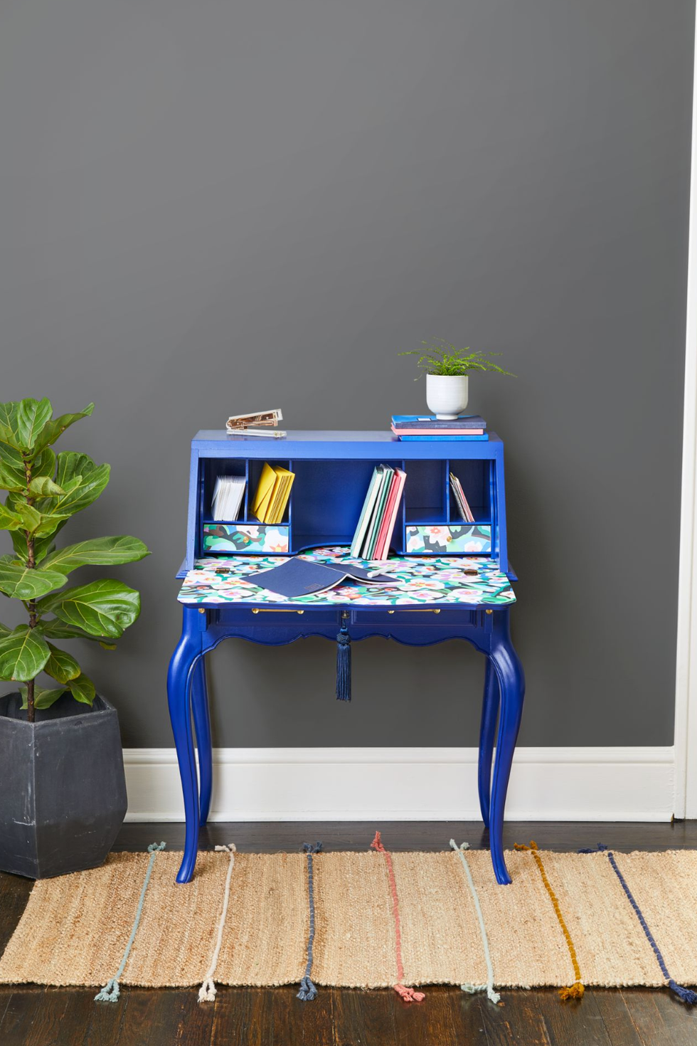 mueble diy pintado a mano para decorar el pasillo