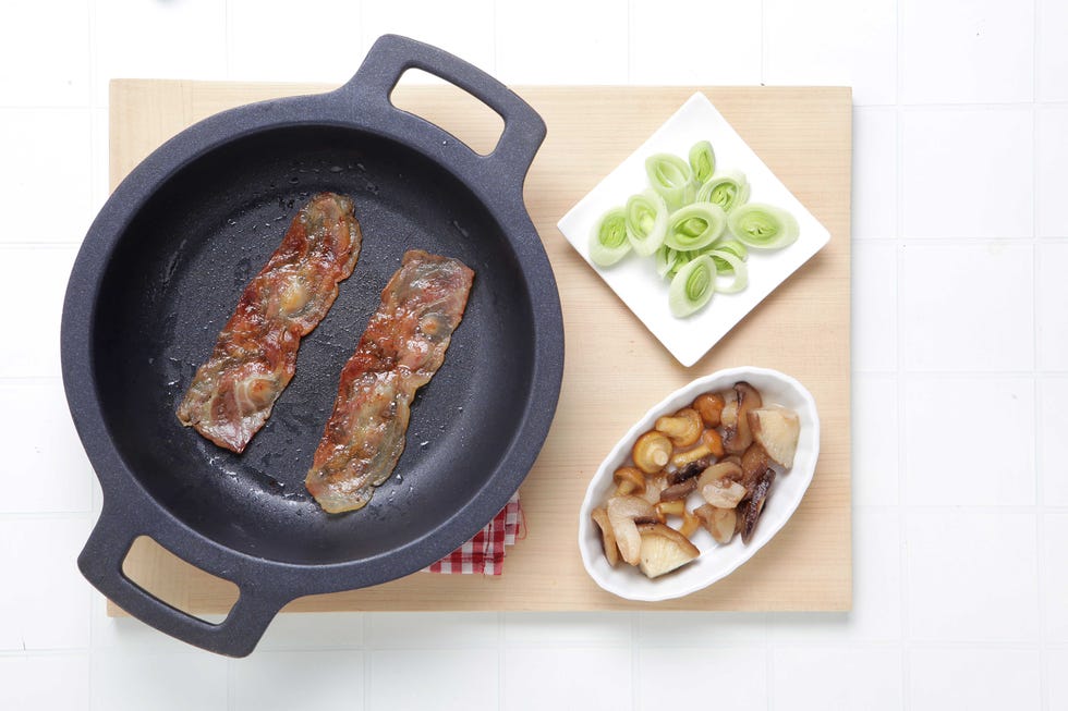 Paso 1 de Bacalao al horno con puerros, setas y bacon
