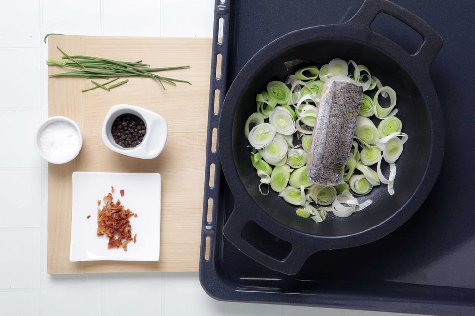 Paso 3 de bacalao al horno con puerros, setas y bacon
