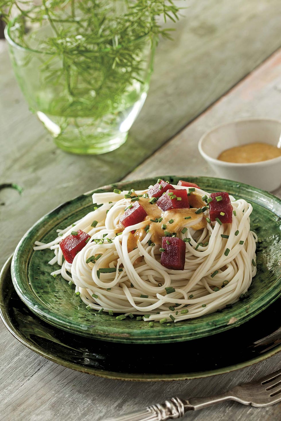 pasta con salsa kimchi y atún crudo